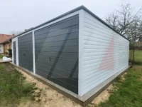 Garáž z trapézového plechu bílá 8m x 6m grafitové brány