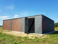 Garáž z trapézového plechu grafit 10m x 6m výklopné brány ořech