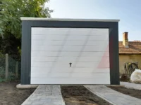 Garáž z trapézového plechu grafit s vertikálním panelem 3.5m x 5m
