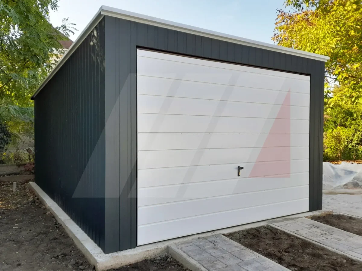 Garáž z trapézového plechu grafit s vertikálním panelem 3.5m x 5m