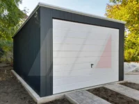 Garáž z trapézového plechu grafit s vertikálním panelem 3.5m x 5m
