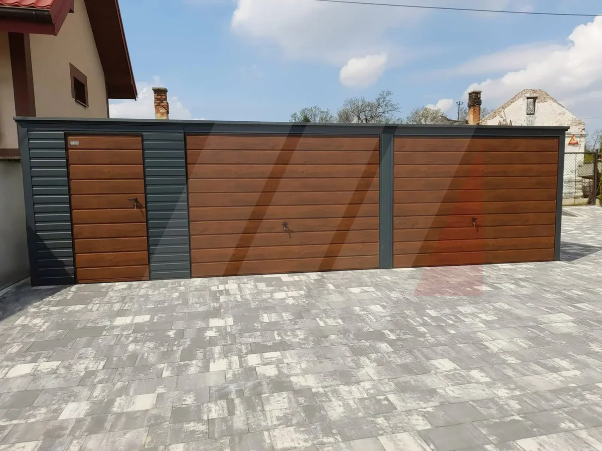 Garáž z trapézového plechu grafit 8m x 6m ořechové brány