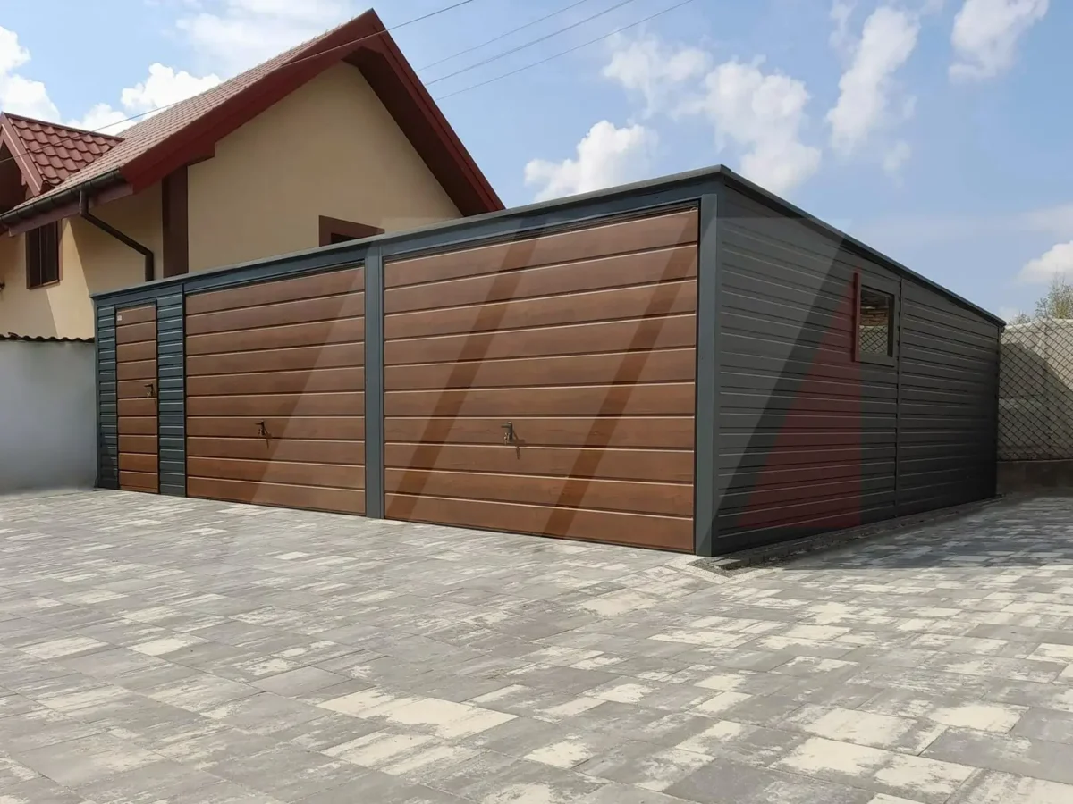 Garáž z trapézového plechu grafit 8m x 6m ořechové brány