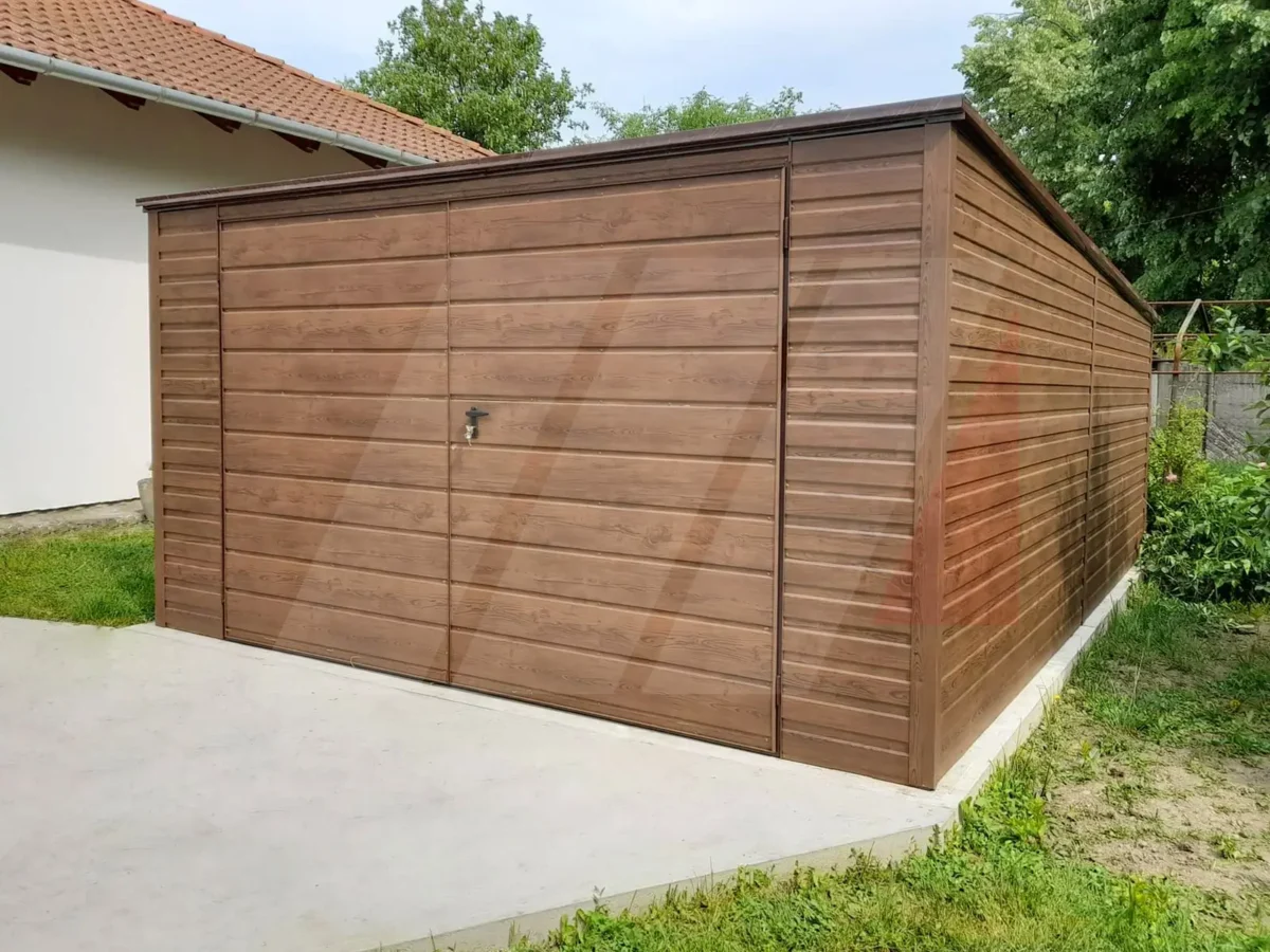 Garáž z trapézového plechu v dekoru dřeva ořech 4m x 6m