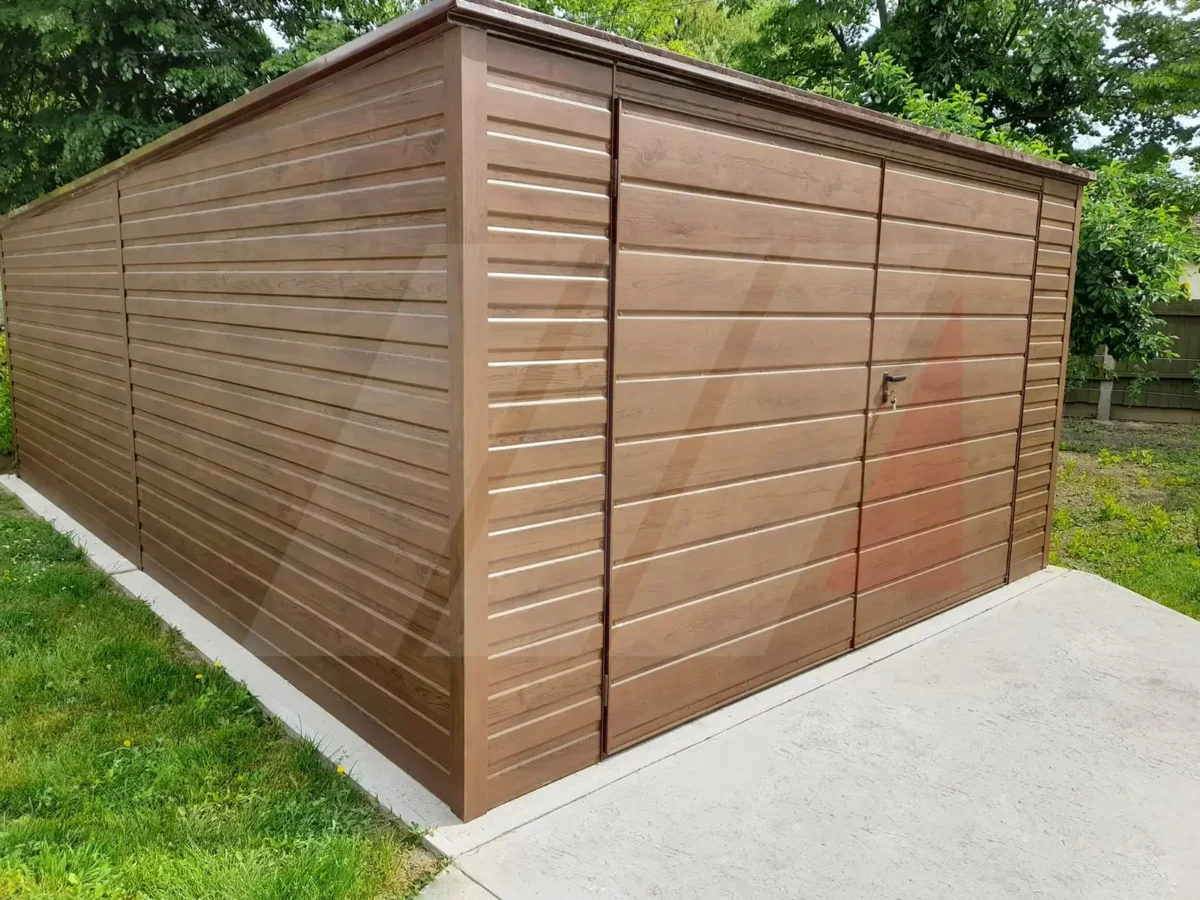 Garáž z trapézového plechu v dekoru dřeva ořech 4m x 6m