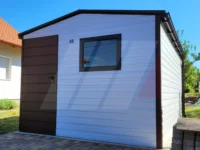 Zahradní domek bílý se sedlovou střechou 3m x 4m hnědé dveře