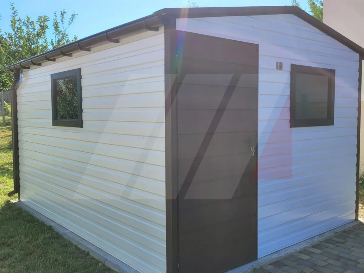 Zahradní domek bílý se sedlovou střechou 3m x 4m hnědé dveře