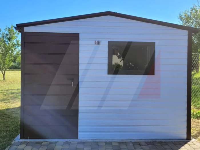 Zahradní domek bílý se sedlovou střechou 3m x 4m hnědé dveře