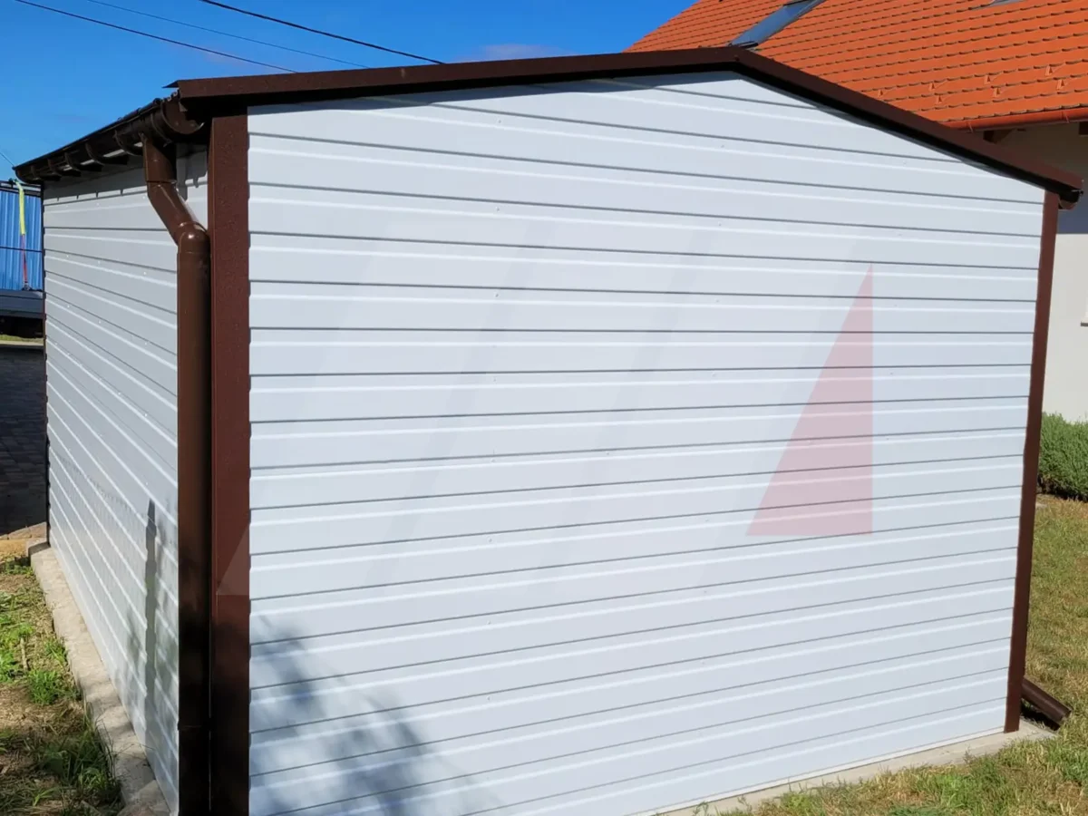 Zahradní domek bílý se sedlovou střechou 3m x 4m hnědé dveře