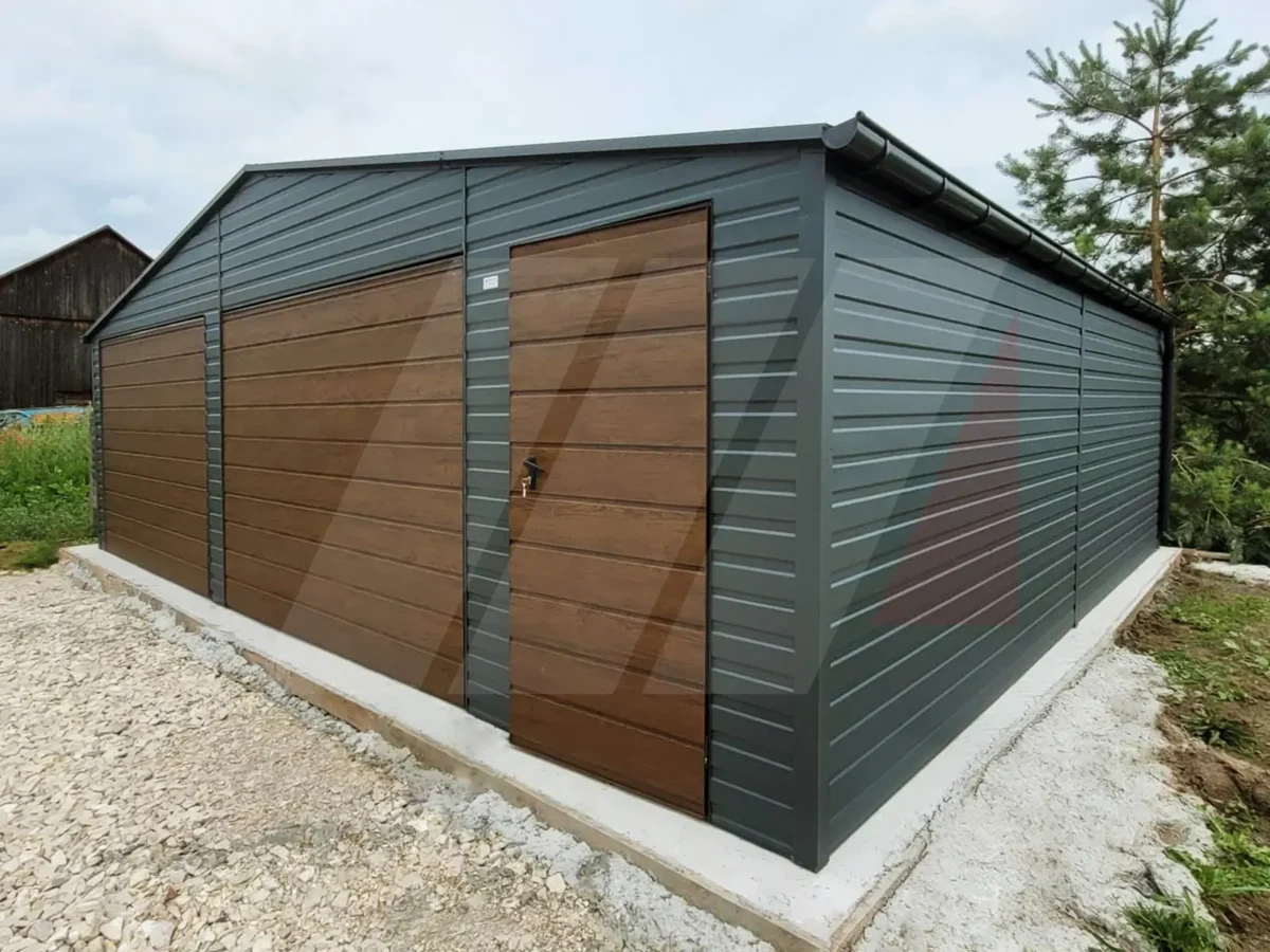 Plechová dvoulomová garáž 8m x 5m grafitová, vrata a dveře ořech