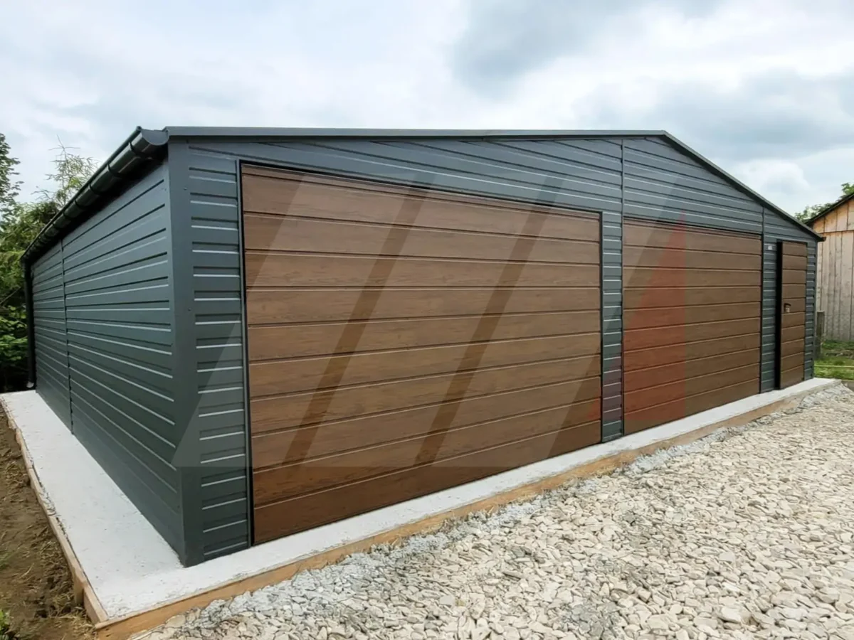 Plechová dvoulomová garáž 8m x 5m grafitová, vrata a dveře ořech