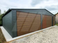 Plechová dvoulomová garáž 8m x 5m grafitová, vrata a dveře ořech