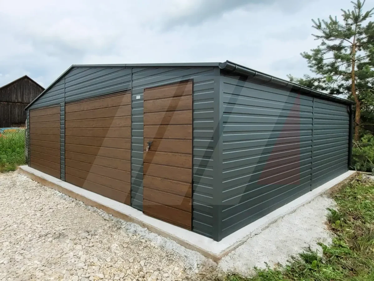 Plechová dvoulomová garáž 8m x 5m grafitová, vrata a dveře ořech