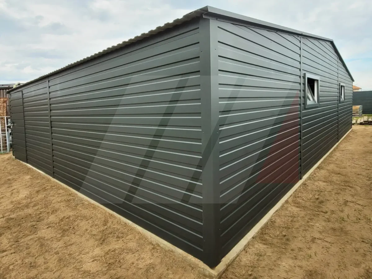 Plechová dvoustanovišťová garáž 8m x 5m grafitová s výklopnými vraty