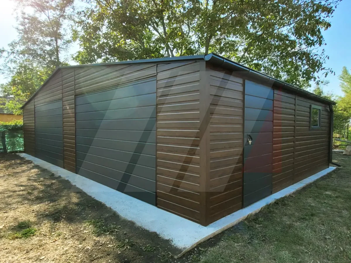 Plechová dvougaráž o rozměrech 8,5m x 6m, vrata v odstínu grafit