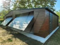 Plechová dvougaráž o rozměrech 8,5m x 6m, vrata v odstínu grafit