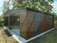 Plechová dvougaráž o rozměrech 8,5m x 6m, vrata v odstínu grafit