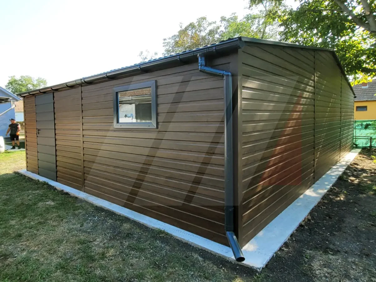 Plechová dvougaráž o rozměrech 8,5m x 6m, vrata v odstínu grafit