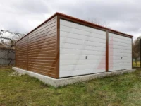 Dvougaráž z trapézového plechu zlatý dub 6m x 6m bílé brány