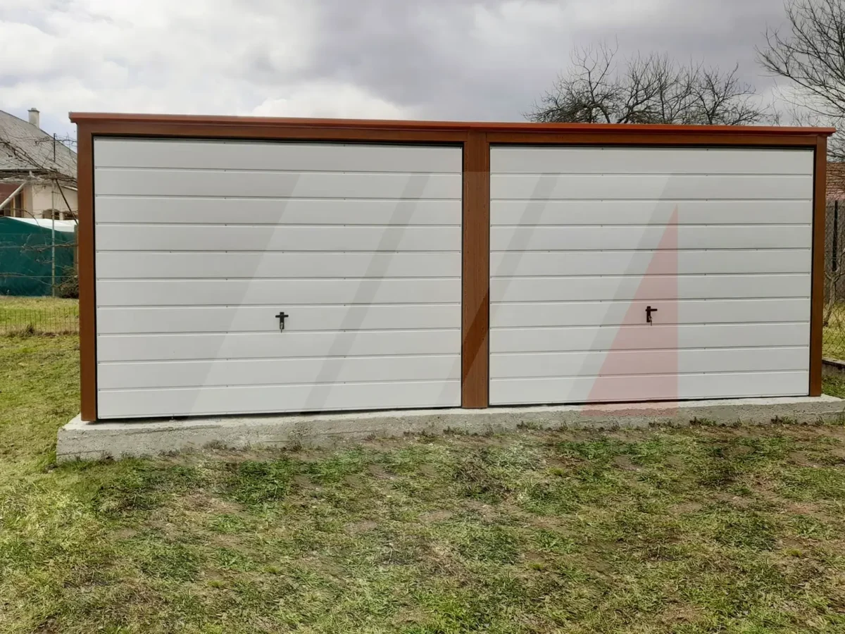 Dvougaráž z trapézového plechu zlatý dub 6m x 6m bílé brány