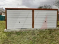 Dvougaráž z trapézového plechu zlatý dub 6m x 6m bílé brány