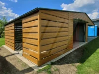 Dvoupodlažní plechová garáž 9m x 6m s přístřeškem a nikou