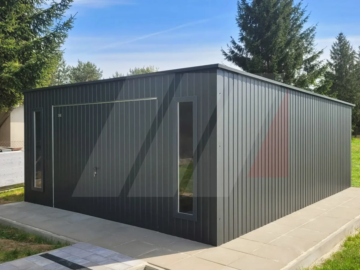 Plechová garáž s vertikálními okny 5m x 6m, výklopná vrata