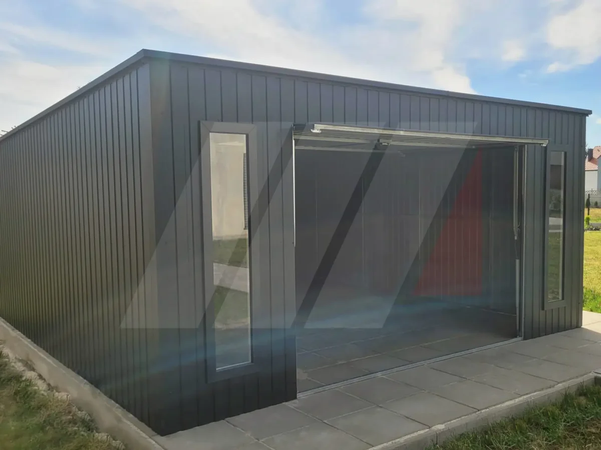 Plechová garáž s vertikálními okny 5m x 6m, výklopná vrata