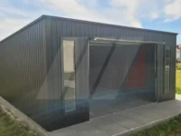 Plechová garáž s vertikálními okny 5m x 6m, výklopná vrata