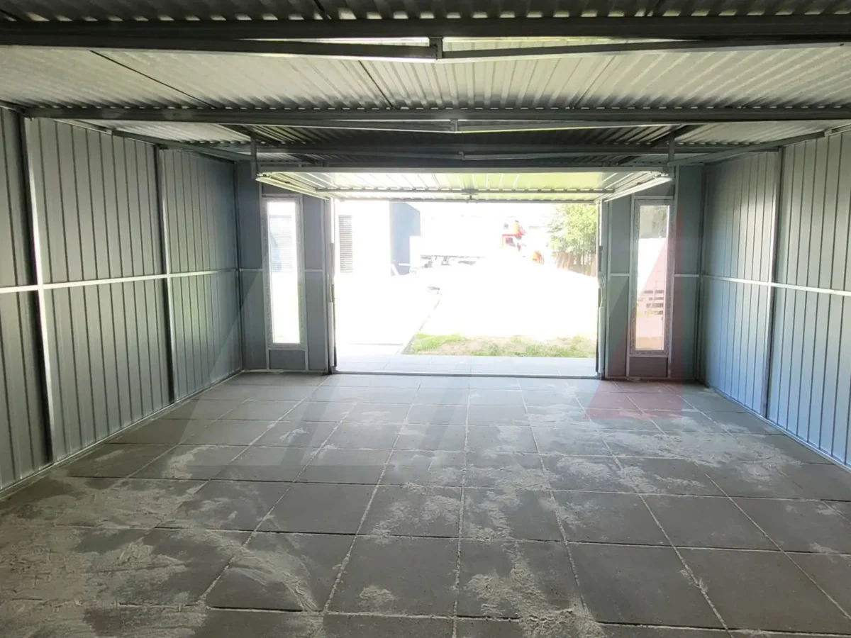 Plechová garáž s vertikálními okny 5m x 6m, výklopná vrata