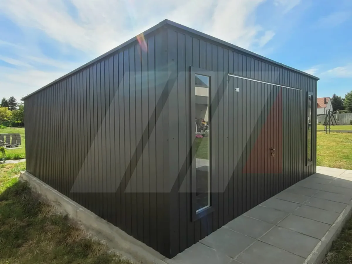 Plechová garáž s vertikálními okny 5m x 6m, výklopná vrata