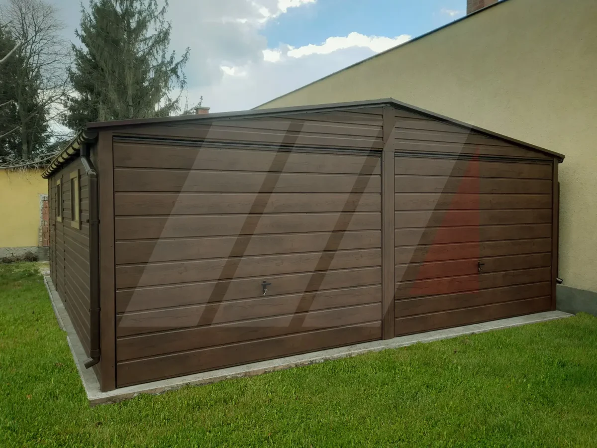 Dvojitá plechová garáž ořechová 6m x 6m sedlová střecha