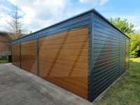 Plechová garáž pro tři auta, grafitová, 9m x 6m, vrata zlatý dub