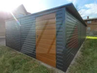 Plechová garáž pro tři auta, grafitová, 9m x 6m, vrata zlatý dub