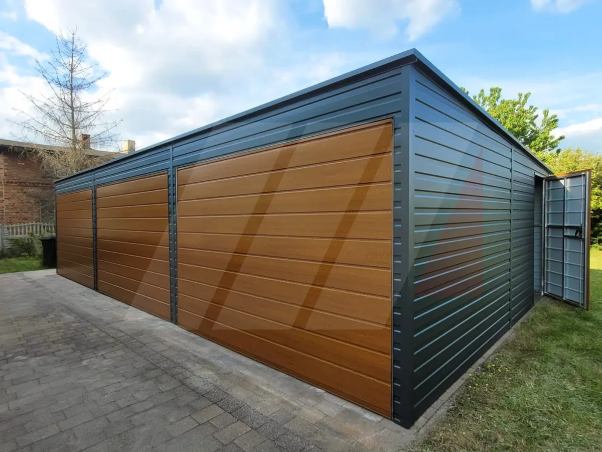 Plechová garáž pro tři auta, grafitová, 9m x 6m, vrata zlatý dub