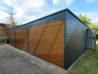 Plechová garáž pro tři auta, grafitová, 9m x 6m, vrata zlatý dub