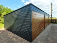 Plechová garáž pro tři auta, grafitová, 9m x 6m, vrata zlatý dub