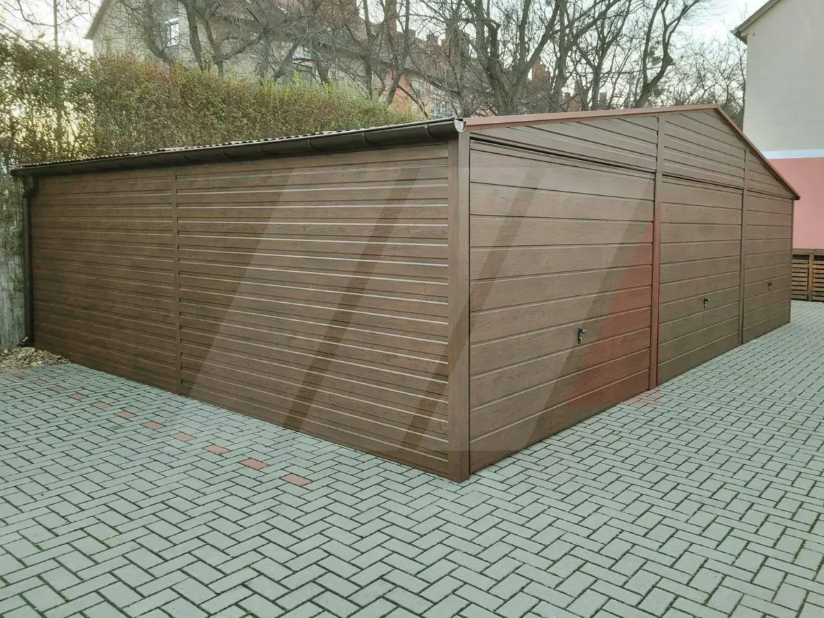Třímístná plechová garáž ořechová 9m x 6m výklopné brány