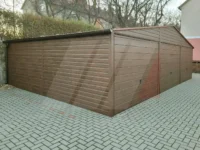 Třímístná plechová garáž ořechová 9m x 6m výklopné brány