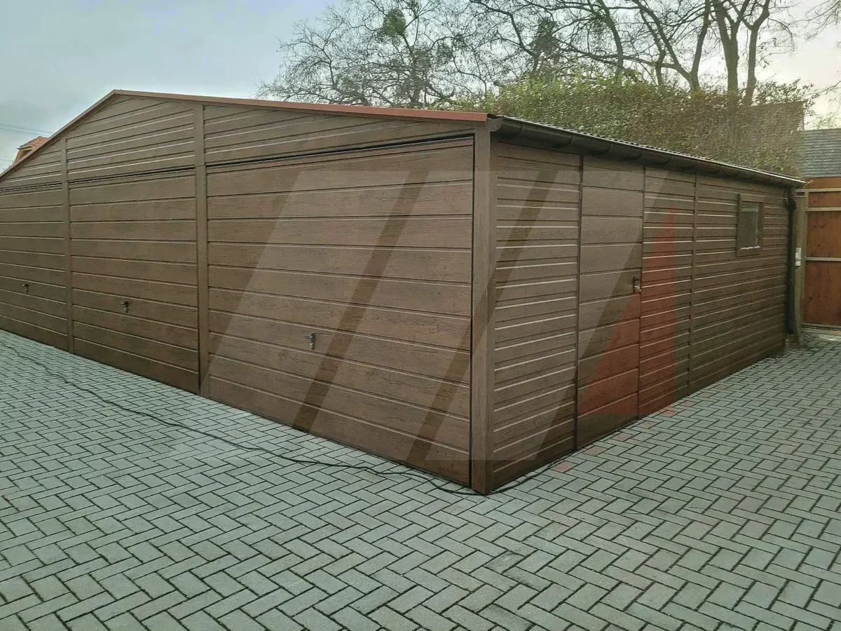 Třímístná plechová garáž ořechová 9m x 6m výklopné brány