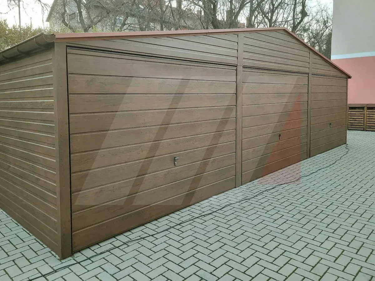 Třímístná plechová garáž ořechová 9m x 6m výklopné brány